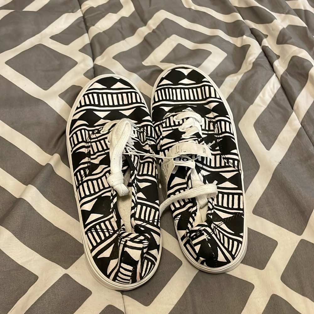 Old Navy Canvas Sneakers Geometric size 5 kids
